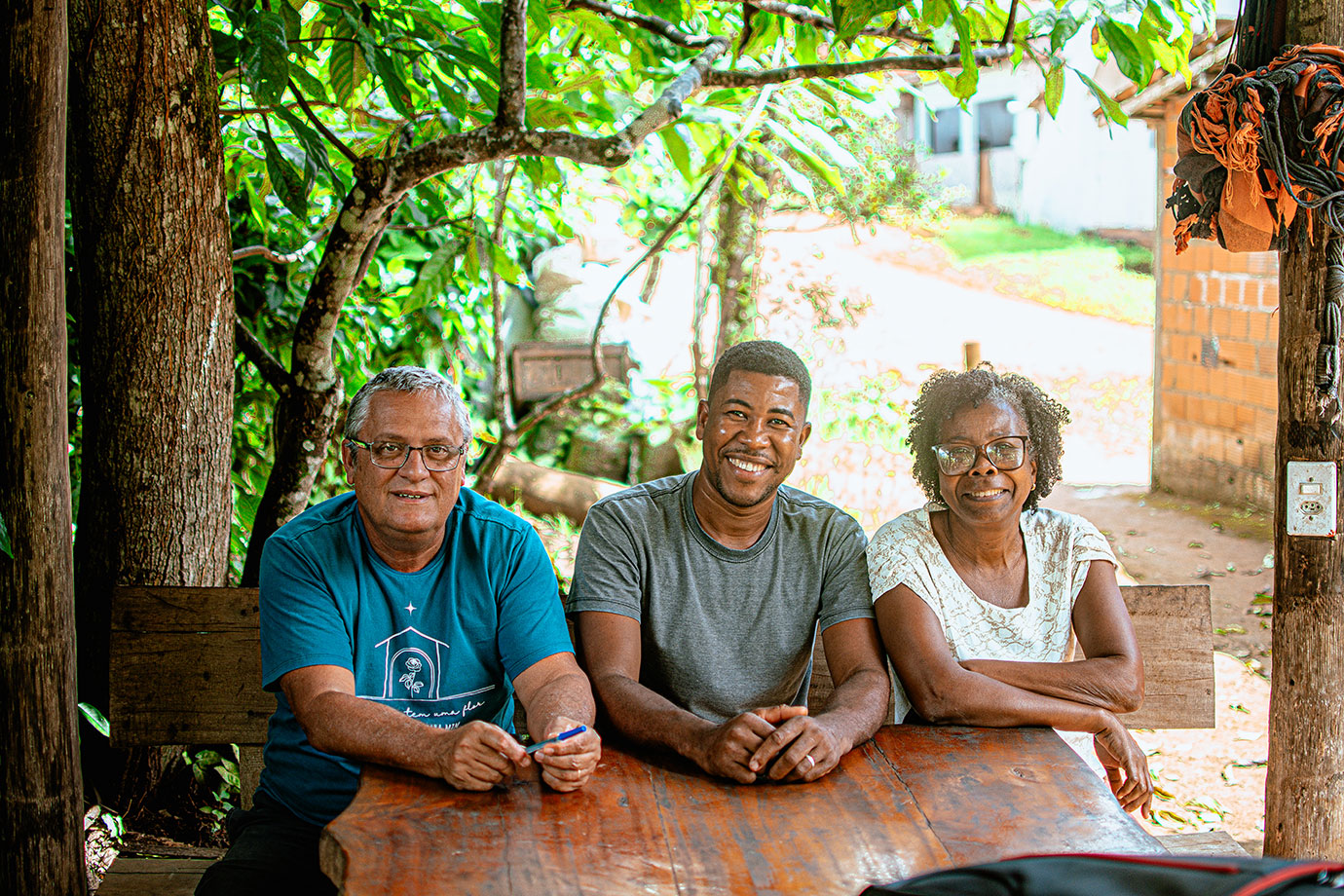 dois homens e uma mulher na mesa.