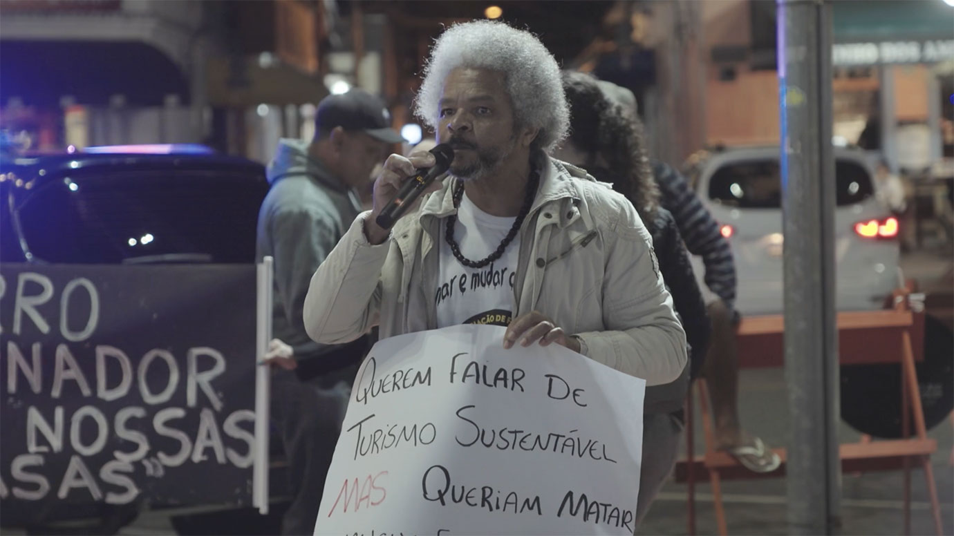 homem com cartaz